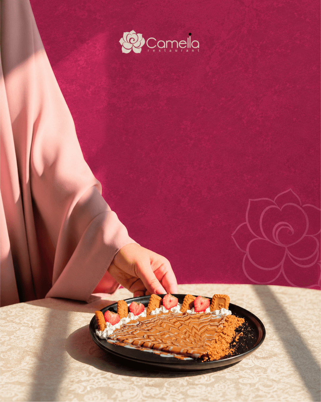 Campagnevisual van Camelia Restaurant voor een dessert met aardbeien en karamel